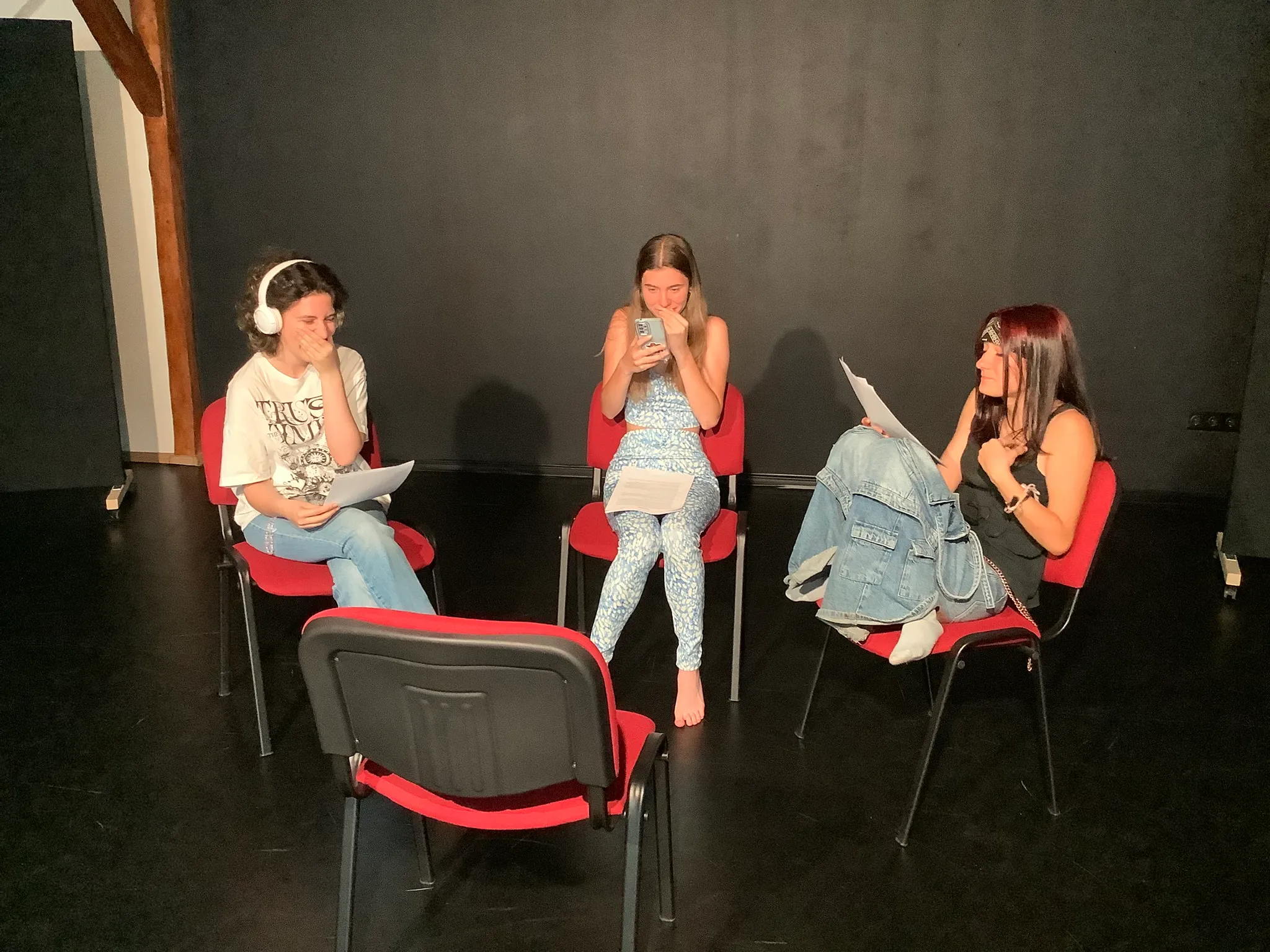 Repetiție la Spin City: trei adolescente cu textele în mână