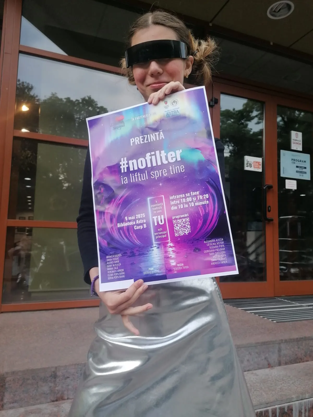 Publicul, în fața bibliotecii, înainte de #nofilter